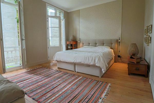 Maison de Maitre ± 275 m2 , terrain 569 m2, piscine chauffée, perle rare !