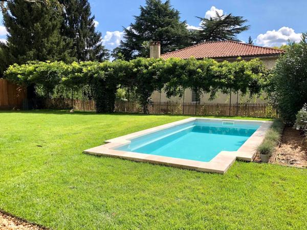 Maison de Maitre ± 275 m2 , terrain 569 m2, piscine chauffée, perle rare !