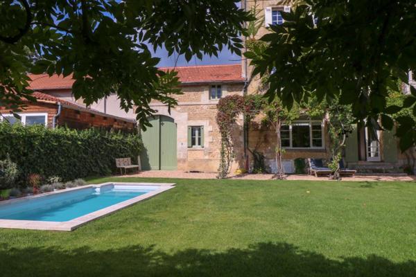 Maison de Maitre ± 275 m2 , terrain 569 m2, piscine chauffée, perle rare !