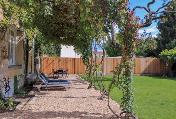 Maison de Maitre ± 275 m2 , terrain 569 m2, piscine chauffée, perle rare !