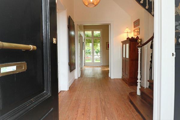 Maison de Maitre ± 275 m2 , terrain 569 m2, piscine chauffée, perle rare !