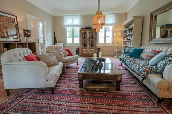 Maison de Maitre ± 275 m2 , terrain 569 m2, piscine chauffée, perle rare !