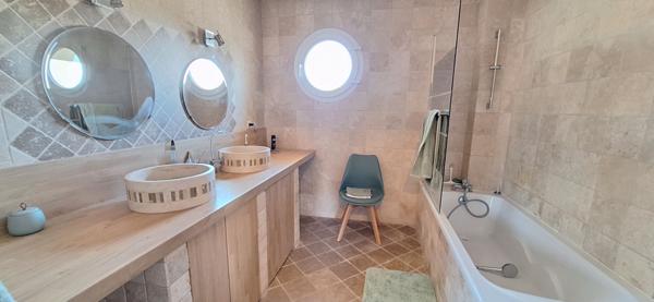 Maison  récente d'exception à vendre à  Viriat  - 6 pièces, 165 m²,  5 ch sur 691 m2 de terrain .