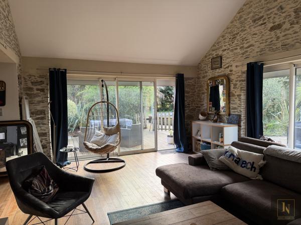 Maison
                                                                                                                                                                                                                                                                                                                        8 pièce(s)                                                                                                                                                                                                          6 chambre(s)                                                                                                                                                                                                          210  m²