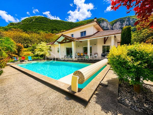 Maison contemporaine avec piscine, jacuzzi et sous-sol aménagé – Secteur Izeron

Nichée dans un cadre naturel privilégié, cette magnifique maison contemporaine de 145 m² offre un cadre de vie rare mêlant confort, élégance et sérénité.

Édifiée sur un terrain arboré de 1 221 m², elle séduit dès les premiers instants par ses volumes généreux, sa luminosité et ses prestations de qualité.

Le cœur de la maison s’articule autour d’une vaste pièce de vie baignée de lumière avec cuisine ouverte haut de gamme, prolongée par une grande terrasse tournée vers la piscine 10 x 5 m et le jacuzzi 6 places.

Le rez-de-chaussée dispose également d’une chambre et de rangements fonctionnels.

L’espace nuit à l’étage comprend trois belles chambres, dont une avec placard et une superbe suite avec grand dressing.

Le sous-sol enterré entièrement aménagé apporte une réelle valeur ajoutée : espace bar, salle de réception, home cinéma ou espace bien-être selon vos projets.

Côté équipements :
• chauffage au sol par pompe à chaleur,
• poêle à granulés,
• garage double de 40 m² communicant,
• adoucisseur,
• assainissement aux normes.

À seulement quelques minutes des commodités, écoles et commerces, cette propriété offre un équilibre idéal entre modernité et qualité de vie.