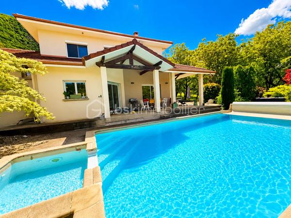 Maison contemporaine avec piscine, jacuzzi et sous-sol aménagé – Secteur Izeron

Nichée dans un cadre naturel privilégié, cette magnifique maison contemporaine de 145 m² offre un cadre de vie rare mêlant confort, élégance et sérénité.

Édifiée sur un terrain arboré de 1 221 m², elle séduit dès les premiers instants par ses volumes généreux, sa luminosité et ses prestations de qualité.

Le cœur de la maison s’articule autour d’une vaste pièce de vie baignée de lumière avec cuisine ouverte haut de gamme, prolongée par une grande terrasse tournée vers la piscine 10 x 5 m et le jacuzzi 6 places.

Le rez-de-chaussée dispose également d’une chambre et de rangements fonctionnels.

L’espace nuit à l’étage comprend trois belles chambres, dont une avec placard et une superbe suite avec grand dressing.

Le sous-sol enterré entièrement aménagé apporte une réelle valeur ajoutée : espace bar, salle de réception, home cinéma ou espace bien-être selon vos projets.

Côté équipements :
• chauffage au sol par pompe à chaleur,
• poêle à granulés,
• garage double de 40 m² communicant,
• adoucisseur,
• assainissement aux normes.

À seulement quelques minutes des commodités, écoles et commerces, cette propriété offre un équilibre idéal entre modernité et qualité de vie.