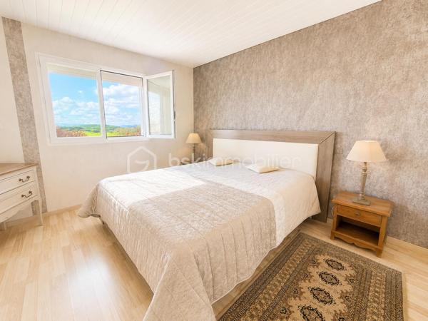 Maison contemporaine avec piscine, jacuzzi et sous-sol aménagé – Secteur Izeron

Nichée dans un cadre naturel privilégié, cette magnifique maison contemporaine de 145 m² offre un cadre de vie rare mêlant confort, élégance et sérénité.

Édifiée sur un terrain arboré de 1 221 m², elle séduit dès les premiers instants par ses volumes généreux, sa luminosité et ses prestations de qualité.

Le cœur de la maison s’articule autour d’une vaste pièce de vie baignée de lumière avec cuisine ouverte haut de gamme, prolongée par une grande terrasse tournée vers la piscine 10 x 5 m et le jacuzzi 6 places.

Le rez-de-chaussée dispose également d’une chambre et de rangements fonctionnels.

L’espace nuit à l’étage comprend trois belles chambres, dont une avec placard et une superbe suite avec grand dressing.

Le sous-sol enterré entièrement aménagé apporte une réelle valeur ajoutée : espace bar, salle de réception, home cinéma ou espace bien-être selon vos projets.

Côté équipements :
• chauffage au sol par pompe à chaleur,
• poêle à granulés,
• garage double de 40 m² communicant,
• adoucisseur,
• assainissement aux normes.

À seulement quelques minutes des commodités, écoles et commerces, cette propriété offre un équilibre idéal entre modernité et qualité de vie.