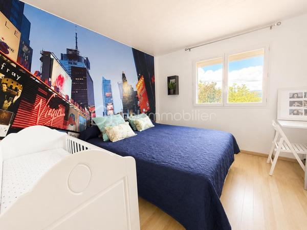 Maison contemporaine avec piscine, jacuzzi et sous-sol aménagé – Secteur Izeron

Nichée dans un cadre naturel privilégié, cette magnifique maison contemporaine de 145 m² offre un cadre de vie rare mêlant confort, élégance et sérénité.

Édifiée sur un terrain arboré de 1 221 m², elle séduit dès les premiers instants par ses volumes généreux, sa luminosité et ses prestations de qualité.

Le cœur de la maison s’articule autour d’une vaste pièce de vie baignée de lumière avec cuisine ouverte haut de gamme, prolongée par une grande terrasse tournée vers la piscine 10 x 5 m et le jacuzzi 6 places.

Le rez-de-chaussée dispose également d’une chambre et de rangements fonctionnels.

L’espace nuit à l’étage comprend trois belles chambres, dont une avec placard et une superbe suite avec grand dressing.

Le sous-sol enterré entièrement aménagé apporte une réelle valeur ajoutée : espace bar, salle de réception, home cinéma ou espace bien-être selon vos projets.

Côté équipements :
• chauffage au sol par pompe à chaleur,
• poêle à granulés,
• garage double de 40 m² communicant,
• adoucisseur,
• assainissement aux normes.

À seulement quelques minutes des commodités, écoles et commerces, cette propriété offre un équilibre idéal entre modernité et qualité de vie.