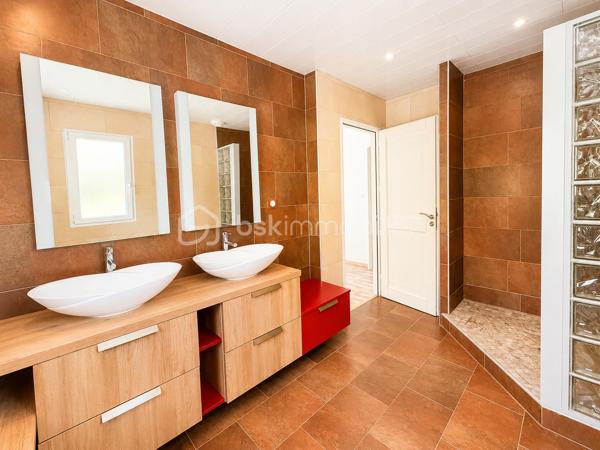 Maison contemporaine avec piscine, jacuzzi et sous-sol aménagé – Secteur Izeron

Nichée dans un cadre naturel privilégié, cette magnifique maison contemporaine de 145 m² offre un cadre de vie rare mêlant confort, élégance et sérénité.

Édifiée sur un terrain arboré de 1 221 m², elle séduit dès les premiers instants par ses volumes généreux, sa luminosité et ses prestations de qualité.

Le cœur de la maison s’articule autour d’une vaste pièce de vie baignée de lumière avec cuisine ouverte haut de gamme, prolongée par une grande terrasse tournée vers la piscine 10 x 5 m et le jacuzzi 6 places.

Le rez-de-chaussée dispose également d’une chambre et de rangements fonctionnels.

L’espace nuit à l’étage comprend trois belles chambres, dont une avec placard et une superbe suite avec grand dressing.

Le sous-sol enterré entièrement aménagé apporte une réelle valeur ajoutée : espace bar, salle de réception, home cinéma ou espace bien-être selon vos projets.

Côté équipements :
• chauffage au sol par pompe à chaleur,
• poêle à granulés,
• garage double de 40 m² communicant,
• adoucisseur,
• assainissement aux normes.

À seulement quelques minutes des commodités, écoles et commerces, cette propriété offre un équilibre idéal entre modernité et qualité de vie.