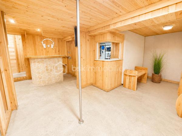 Maison contemporaine avec piscine, jacuzzi et sous-sol aménagé – Secteur Izeron

Nichée dans un cadre naturel privilégié, cette magnifique maison contemporaine de 145 m² offre un cadre de vie rare mêlant confort, élégance et sérénité.

Édifiée sur un terrain arboré de 1 221 m², elle séduit dès les premiers instants par ses volumes généreux, sa luminosité et ses prestations de qualité.

Le cœur de la maison s’articule autour d’une vaste pièce de vie baignée de lumière avec cuisine ouverte haut de gamme, prolongée par une grande terrasse tournée vers la piscine 10 x 5 m et le jacuzzi 6 places.

Le rez-de-chaussée dispose également d’une chambre et de rangements fonctionnels.

L’espace nuit à l’étage comprend trois belles chambres, dont une avec placard et une superbe suite avec grand dressing.

Le sous-sol enterré entièrement aménagé apporte une réelle valeur ajoutée : espace bar, salle de réception, home cinéma ou espace bien-être selon vos projets.

Côté équipements :
• chauffage au sol par pompe à chaleur,
• poêle à granulés,
• garage double de 40 m² communicant,
• adoucisseur,
• assainissement aux normes.

À seulement quelques minutes des commodités, écoles et commerces, cette propriété offre un équilibre idéal entre modernité et qualité de vie.