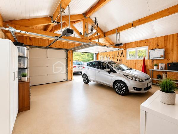 Maison contemporaine avec piscine, jacuzzi et sous-sol aménagé – Secteur Izeron

Nichée dans un cadre naturel privilégié, cette magnifique maison contemporaine de 145 m² offre un cadre de vie rare mêlant confort, élégance et sérénité.

Édifiée sur un terrain arboré de 1 221 m², elle séduit dès les premiers instants par ses volumes généreux, sa luminosité et ses prestations de qualité.

Le cœur de la maison s’articule autour d’une vaste pièce de vie baignée de lumière avec cuisine ouverte haut de gamme, prolongée par une grande terrasse tournée vers la piscine 10 x 5 m et le jacuzzi 6 places.

Le rez-de-chaussée dispose également d’une chambre et de rangements fonctionnels.

L’espace nuit à l’étage comprend trois belles chambres, dont une avec placard et une superbe suite avec grand dressing.

Le sous-sol enterré entièrement aménagé apporte une réelle valeur ajoutée : espace bar, salle de réception, home cinéma ou espace bien-être selon vos projets.

Côté équipements :
• chauffage au sol par pompe à chaleur,
• poêle à granulés,
• garage double de 40 m² communicant,
• adoucisseur,
• assainissement aux normes.

À seulement quelques minutes des commodités, écoles et commerces, cette propriété offre un équilibre idéal entre modernité et qualité de vie.