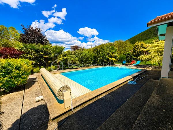 Maison contemporaine avec piscine, jacuzzi et sous-sol aménagé – Secteur Izeron

Nichée dans un cadre naturel privilégié, cette magnifique maison contemporaine de 145 m² offre un cadre de vie rare mêlant confort, élégance et sérénité.

Édifiée sur un terrain arboré de 1 221 m², elle séduit dès les premiers instants par ses volumes généreux, sa luminosité et ses prestations de qualité.

Le cœur de la maison s’articule autour d’une vaste pièce de vie baignée de lumière avec cuisine ouverte haut de gamme, prolongée par une grande terrasse tournée vers la piscine 10 x 5 m et le jacuzzi 6 places.

Le rez-de-chaussée dispose également d’une chambre et de rangements fonctionnels.

L’espace nuit à l’étage comprend trois belles chambres, dont une avec placard et une superbe suite avec grand dressing.

Le sous-sol enterré entièrement aménagé apporte une réelle valeur ajoutée : espace bar, salle de réception, home cinéma ou espace bien-être selon vos projets.

Côté équipements :
• chauffage au sol par pompe à chaleur,
• poêle à granulés,
• garage double de 40 m² communicant,
• adoucisseur,
• assainissement aux normes.

À seulement quelques minutes des commodités, écoles et commerces, cette propriété offre un équilibre idéal entre modernité et qualité de vie.