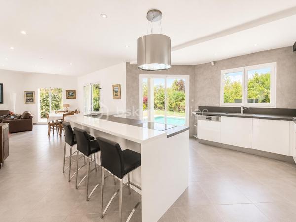 Maison contemporaine avec piscine, jacuzzi et sous-sol aménagé – Secteur Izeron

Nichée dans un cadre naturel privilégié, cette magnifique maison contemporaine de 145 m² offre un cadre de vie rare mêlant confort, élégance et sérénité.

Édifiée sur un terrain arboré de 1 221 m², elle séduit dès les premiers instants par ses volumes généreux, sa luminosité et ses prestations de qualité.

Le cœur de la maison s’articule autour d’une vaste pièce de vie baignée de lumière avec cuisine ouverte haut de gamme, prolongée par une grande terrasse tournée vers la piscine 10 x 5 m et le jacuzzi 6 places.

Le rez-de-chaussée dispose également d’une chambre et de rangements fonctionnels.

L’espace nuit à l’étage comprend trois belles chambres, dont une avec placard et une superbe suite avec grand dressing.

Le sous-sol enterré entièrement aménagé apporte une réelle valeur ajoutée : espace bar, salle de réception, home cinéma ou espace bien-être selon vos projets.

Côté équipements :
• chauffage au sol par pompe à chaleur,
• poêle à granulés,
• garage double de 40 m² communicant,
• adoucisseur,
• assainissement aux normes.

À seulement quelques minutes des commodités, écoles et commerces, cette propriété offre un équilibre idéal entre modernité et qualité de vie.