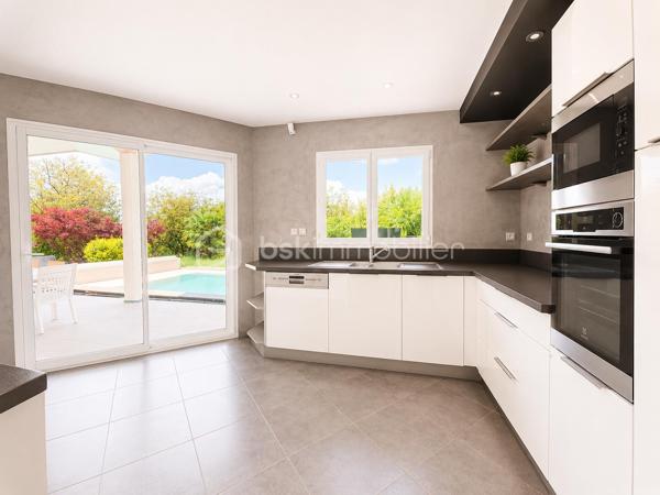 Maison contemporaine avec piscine, jacuzzi et sous-sol aménagé – Secteur Izeron

Nichée dans un cadre naturel privilégié, cette magnifique maison contemporaine de 145 m² offre un cadre de vie rare mêlant confort, élégance et sérénité.

Édifiée sur un terrain arboré de 1 221 m², elle séduit dès les premiers instants par ses volumes généreux, sa luminosité et ses prestations de qualité.

Le cœur de la maison s’articule autour d’une vaste pièce de vie baignée de lumière avec cuisine ouverte haut de gamme, prolongée par une grande terrasse tournée vers la piscine 10 x 5 m et le jacuzzi 6 places.

Le rez-de-chaussée dispose également d’une chambre et de rangements fonctionnels.

L’espace nuit à l’étage comprend trois belles chambres, dont une avec placard et une superbe suite avec grand dressing.

Le sous-sol enterré entièrement aménagé apporte une réelle valeur ajoutée : espace bar, salle de réception, home cinéma ou espace bien-être selon vos projets.

Côté équipements :
• chauffage au sol par pompe à chaleur,
• poêle à granulés,
• garage double de 40 m² communicant,
• adoucisseur,
• assainissement aux normes.

À seulement quelques minutes des commodités, écoles et commerces, cette propriété offre un équilibre idéal entre modernité et qualité de vie.