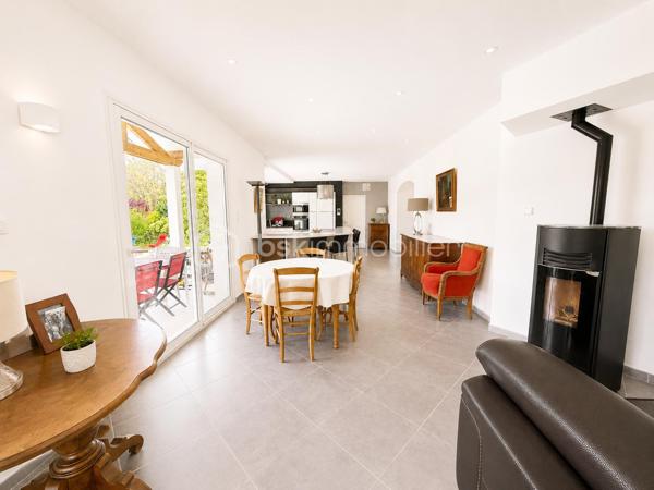 Maison contemporaine avec piscine, jacuzzi et sous-sol aménagé – Secteur Izeron

Nichée dans un cadre naturel privilégié, cette magnifique maison contemporaine de 145 m² offre un cadre de vie rare mêlant confort, élégance et sérénité.

Édifiée sur un terrain arboré de 1 221 m², elle séduit dès les premiers instants par ses volumes généreux, sa luminosité et ses prestations de qualité.

Le cœur de la maison s’articule autour d’une vaste pièce de vie baignée de lumière avec cuisine ouverte haut de gamme, prolongée par une grande terrasse tournée vers la piscine 10 x 5 m et le jacuzzi 6 places.

Le rez-de-chaussée dispose également d’une chambre et de rangements fonctionnels.

L’espace nuit à l’étage comprend trois belles chambres, dont une avec placard et une superbe suite avec grand dressing.

Le sous-sol enterré entièrement aménagé apporte une réelle valeur ajoutée : espace bar, salle de réception, home cinéma ou espace bien-être selon vos projets.

Côté équipements :
• chauffage au sol par pompe à chaleur,
• poêle à granulés,
• garage double de 40 m² communicant,
• adoucisseur,
• assainissement aux normes.

À seulement quelques minutes des commodités, écoles et commerces, cette propriété offre un équilibre idéal entre modernité et qualité de vie.