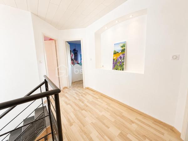 Maison contemporaine avec piscine, jacuzzi et sous-sol aménagé – Secteur Izeron

Nichée dans un cadre naturel privilégié, cette magnifique maison contemporaine de 145 m² offre un cadre de vie rare mêlant confort, élégance et sérénité.

Édifiée sur un terrain arboré de 1 221 m², elle séduit dès les premiers instants par ses volumes généreux, sa luminosité et ses prestations de qualité.

Le cœur de la maison s’articule autour d’une vaste pièce de vie baignée de lumière avec cuisine ouverte haut de gamme, prolongée par une grande terrasse tournée vers la piscine 10 x 5 m et le jacuzzi 6 places.

Le rez-de-chaussée dispose également d’une chambre et de rangements fonctionnels.

L’espace nuit à l’étage comprend trois belles chambres, dont une avec placard et une superbe suite avec grand dressing.

Le sous-sol enterré entièrement aménagé apporte une réelle valeur ajoutée : espace bar, salle de réception, home cinéma ou espace bien-être selon vos projets.

Côté équipements :
• chauffage au sol par pompe à chaleur,
• poêle à granulés,
• garage double de 40 m² communicant,
• adoucisseur,
• assainissement aux normes.

À seulement quelques minutes des commodités, écoles et commerces, cette propriété offre un équilibre idéal entre modernité et qualité de vie.