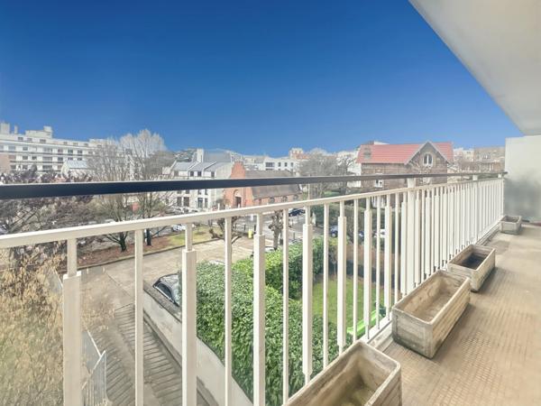 Exclusivité - A vendre - Appartement très lumineux - Vue dégagée - Balcon - 4 pièces - 3 chambres - Cuisine indépendante - Salle de bains - Cave et Parking - Proximité des Commerces, Écoles et RER