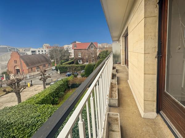 Exclusivité - A vendre - Appartement très lumineux - Vue dégagée - Balcon - 4 pièces - 3 chambres - Cuisine indépendante - Salle de bains - Cave et Parking - Proximité des Commerces, Écoles et RER