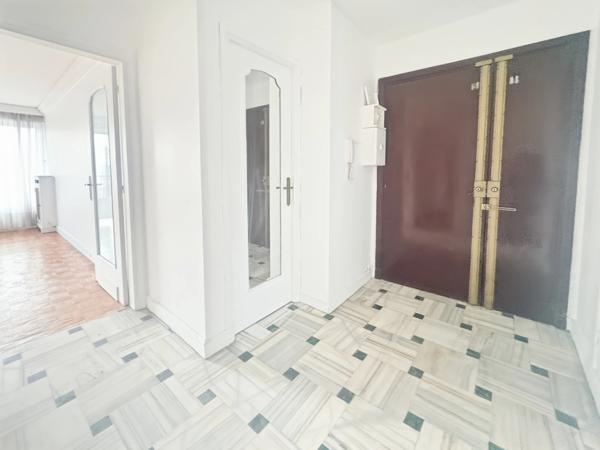 Exclusivité - A vendre - Appartement très lumineux - Vue dégagée - Balcon - 4 pièces - 3 chambres - Cuisine indépendante - Salle de bains - Cave et Parking - Proximité des Commerces, Écoles et RER