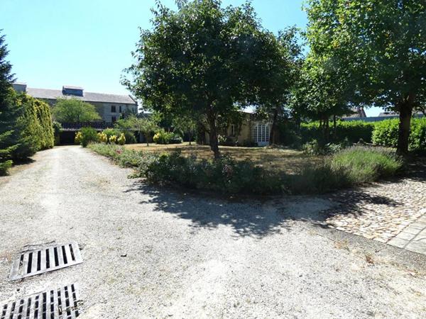 2 Maisons / dépendances / garage / terrain 1900m²