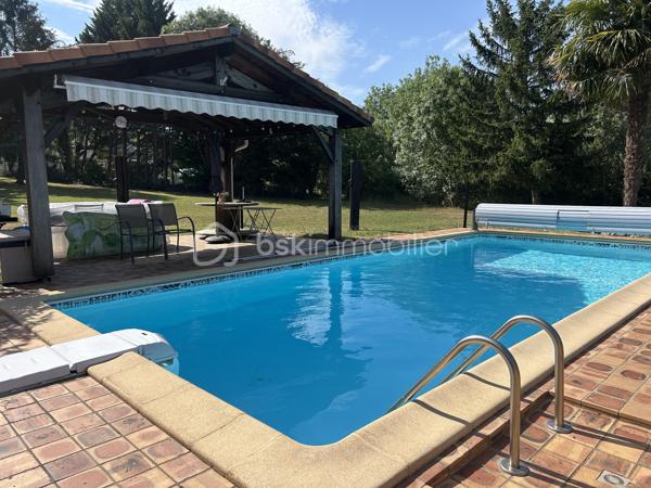 EXCLUSIVITE BSK
Sur une belle parcelle arborée et clôturée de 5700 M2 au calme à 15 mn d Agen (Nord), venez découvrir cette belle maison de qualité, idéale pour une famille.
Vous entrez dans un joli hall d'entrée de 13M2 pouvant servir de bureau, puis un large séjour lumineux de 55 M2 avec cheminée ouvert sur une magnifique véranda récente de 36M2 avec vue sur le parc.
Une cuisine équipée de 18m2 avec son cellier (possibilité d'ouvrir sur le séjour).
Côté nuit, vous disposez de 4 chambres avec placards dont 2 avec cabinet de toilette, une salle de bains neuve, wc indépendants, une salle d'eau neuve.
Petit plus : une pièce indépendante contigue pouvant faire office d'une chambre supplémentaire ou d'un bureau avec salle d'eau et wc.
A l'extérieur, une belle piscine de 9X4 m avec ligne d'eau en carreaux de grès cérame vous attend avec ses larges terrasses et son pool house avec barbecue !
Deux chalets en bois à l'extérieur.
Chauffage assuré par climatisation réversible gainable (côté nuit) et splits (salon séjour et cuisine).
Alarme, portail alu télécommandé.
Bref, si vous recherchez une belle maison familiale au calme, cette maison vous attend ! A nos agendas !