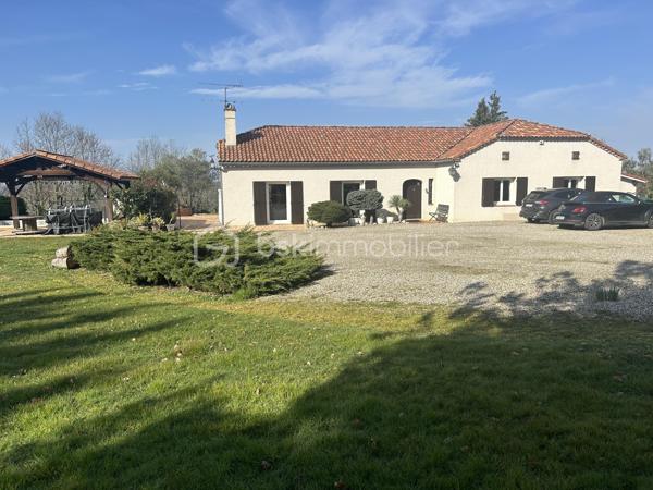 EXCLUSIVITE BSK
Sur une belle parcelle arborée et clôturée de 5700 M2 au calme à 15 mn d Agen (Nord), venez découvrir cette belle maison de qualité, idéale pour une famille.
Vous entrez dans un joli hall d'entrée de 13M2 pouvant servir de bureau, puis un large séjour lumineux de 55 M2 avec cheminée ouvert sur une magnifique véranda récente de 36M2 avec vue sur le parc.
Une cuisine équipée de 18m2 avec son cellier (possibilité d'ouvrir sur le séjour).
Côté nuit, vous disposez de 4 chambres avec placards dont 2 avec cabinet de toilette, une salle de bains neuve, wc indépendants, une salle d'eau neuve.
Petit plus : une pièce indépendante contigue pouvant faire office d'une chambre supplémentaire ou d'un bureau avec salle d'eau et wc.
A l'extérieur, une belle piscine de 9X4 m avec ligne d'eau en carreaux de grès cérame vous attend avec ses larges terrasses et son pool house avec barbecue !
Deux chalets en bois à l'extérieur.
Chauffage assuré par climatisation réversible gainable (côté nuit) et splits (salon séjour et cuisine).
Alarme, portail alu télécommandé.
Bref, si vous recherchez une belle maison familiale au calme, cette maison vous attend ! A nos agendas !