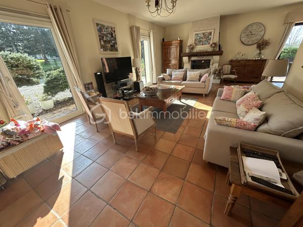EXCLUSIVITE BSK
Sur une belle parcelle arborée et clôturée de 5700 M2 au calme à 15 mn d Agen (Nord), venez découvrir cette belle maison de qualité, idéale pour une famille.
Vous entrez dans un joli hall d'entrée de 13M2 pouvant servir de bureau, puis un large séjour lumineux de 55 M2 avec cheminée ouvert sur une magnifique véranda récente de 36M2 avec vue sur le parc.
Une cuisine équipée de 18m2 avec son cellier (possibilité d'ouvrir sur le séjour).
Côté nuit, vous disposez de 4 chambres avec placards dont 2 avec cabinet de toilette, une salle de bains neuve, wc indépendants, une salle d'eau neuve.
Petit plus : une pièce indépendante contigue pouvant faire office d'une chambre supplémentaire ou d'un bureau avec salle d'eau et wc.
A l'extérieur, une belle piscine de 9X4 m avec ligne d'eau en carreaux de grès cérame vous attend avec ses larges terrasses et son pool house avec barbecue !
Deux chalets en bois à l'extérieur.
Chauffage assuré par climatisation réversible gainable (côté nuit) et splits (salon séjour et cuisine).
Alarme, portail alu télécommandé.
Bref, si vous recherchez une belle maison familiale au calme, cette maison vous attend ! A nos agendas !