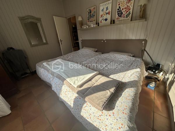 EXCLUSIVITE BSK
Sur une belle parcelle arborée et clôturée de 5700 M2 au calme à 15 mn d Agen (Nord), venez découvrir cette belle maison de qualité, idéale pour une famille.
Vous entrez dans un joli hall d'entrée de 13M2 pouvant servir de bureau, puis un large séjour lumineux de 55 M2 avec cheminée ouvert sur une magnifique véranda récente de 36M2 avec vue sur le parc.
Une cuisine équipée de 18m2 avec son cellier (possibilité d'ouvrir sur le séjour).
Côté nuit, vous disposez de 4 chambres avec placards dont 2 avec cabinet de toilette, une salle de bains neuve, wc indépendants, une salle d'eau neuve.
Petit plus : une pièce indépendante contigue pouvant faire office d'une chambre supplémentaire ou d'un bureau avec salle d'eau et wc.
A l'extérieur, une belle piscine de 9X4 m avec ligne d'eau en carreaux de grès cérame vous attend avec ses larges terrasses et son pool house avec barbecue !
Deux chalets en bois à l'extérieur.
Chauffage assuré par climatisation réversible gainable (côté nuit) et splits (salon séjour et cuisine).
Alarme, portail alu télécommandé.
Bref, si vous recherchez une belle maison familiale au calme, cette maison vous attend ! A nos agendas !