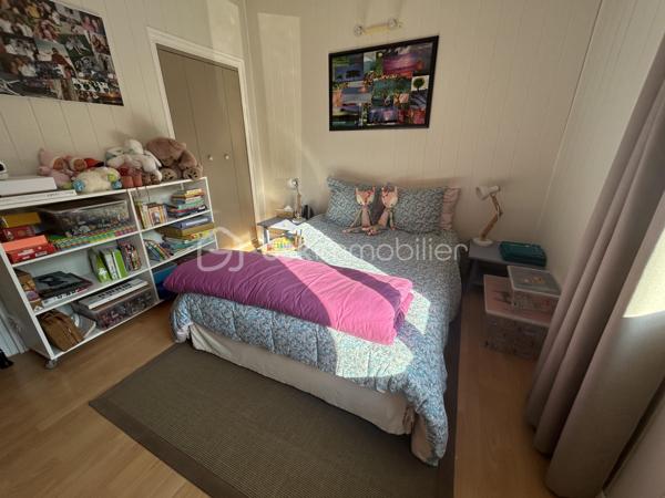 EXCLUSIVITE BSK
Sur une belle parcelle arborée et clôturée de 5700 M2 au calme à 15 mn d Agen (Nord), venez découvrir cette belle maison de qualité, idéale pour une famille.
Vous entrez dans un joli hall d'entrée de 13M2 pouvant servir de bureau, puis un large séjour lumineux de 55 M2 avec cheminée ouvert sur une magnifique véranda récente de 36M2 avec vue sur le parc.
Une cuisine équipée de 18m2 avec son cellier (possibilité d'ouvrir sur le séjour).
Côté nuit, vous disposez de 4 chambres avec placards dont 2 avec cabinet de toilette, une salle de bains neuve, wc indépendants, une salle d'eau neuve.
Petit plus : une pièce indépendante contigue pouvant faire office d'une chambre supplémentaire ou d'un bureau avec salle d'eau et wc.
A l'extérieur, une belle piscine de 9X4 m avec ligne d'eau en carreaux de grès cérame vous attend avec ses larges terrasses et son pool house avec barbecue !
Deux chalets en bois à l'extérieur.
Chauffage assuré par climatisation réversible gainable (côté nuit) et splits (salon séjour et cuisine).
Alarme, portail alu télécommandé.
Bref, si vous recherchez une belle maison familiale au calme, cette maison vous attend ! A nos agendas !