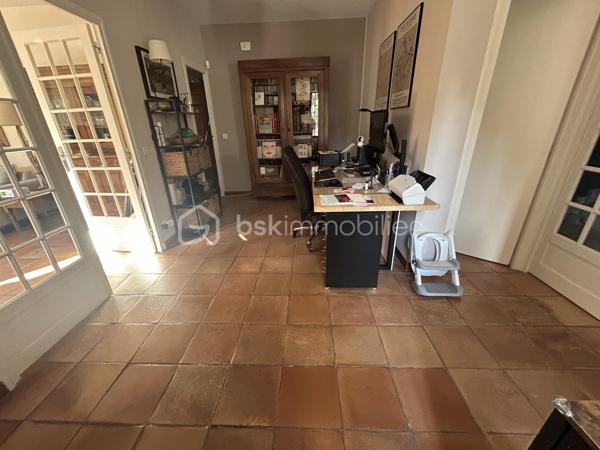 EXCLUSIVITE BSK
Sur une belle parcelle arborée et clôturée de 5700 M2 au calme à 15 mn d Agen (Nord), venez découvrir cette belle maison de qualité, idéale pour une famille.
Vous entrez dans un joli hall d'entrée de 13M2 pouvant servir de bureau, puis un large séjour lumineux de 55 M2 avec cheminée ouvert sur une magnifique véranda récente de 36M2 avec vue sur le parc.
Une cuisine équipée de 18m2 avec son cellier (possibilité d'ouvrir sur le séjour).
Côté nuit, vous disposez de 4 chambres avec placards dont 2 avec cabinet de toilette, une salle de bains neuve, wc indépendants, une salle d'eau neuve.
Petit plus : une pièce indépendante contigue pouvant faire office d'une chambre supplémentaire ou d'un bureau avec salle d'eau et wc.
A l'extérieur, une belle piscine de 9X4 m avec ligne d'eau en carreaux de grès cérame vous attend avec ses larges terrasses et son pool house avec barbecue !
Deux chalets en bois à l'extérieur.
Chauffage assuré par climatisation réversible gainable (côté nuit) et splits (salon séjour et cuisine).
Alarme, portail alu télécommandé.
Bref, si vous recherchez une belle maison familiale au calme, cette maison vous attend ! A nos agendas !