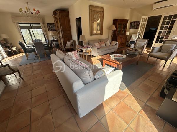 EXCLUSIVITE BSK
Sur une belle parcelle arborée et clôturée de 5700 M2 au calme à 15 mn d Agen (Nord), venez découvrir cette belle maison de qualité, idéale pour une famille.
Vous entrez dans un joli hall d'entrée de 13M2 pouvant servir de bureau, puis un large séjour lumineux de 55 M2 avec cheminée ouvert sur une magnifique véranda récente de 36M2 avec vue sur le parc.
Une cuisine équipée de 18m2 avec son cellier (possibilité d'ouvrir sur le séjour).
Côté nuit, vous disposez de 4 chambres avec placards dont 2 avec cabinet de toilette, une salle de bains neuve, wc indépendants, une salle d'eau neuve.
Petit plus : une pièce indépendante contigue pouvant faire office d'une chambre supplémentaire ou d'un bureau avec salle d'eau et wc.
A l'extérieur, une belle piscine de 9X4 m avec ligne d'eau en carreaux de grès cérame vous attend avec ses larges terrasses et son pool house avec barbecue !
Deux chalets en bois à l'extérieur.
Chauffage assuré par climatisation réversible gainable (côté nuit) et splits (salon séjour et cuisine).
Alarme, portail alu télécommandé.
Bref, si vous recherchez une belle maison familiale au calme, cette maison vous attend ! A nos agendas !