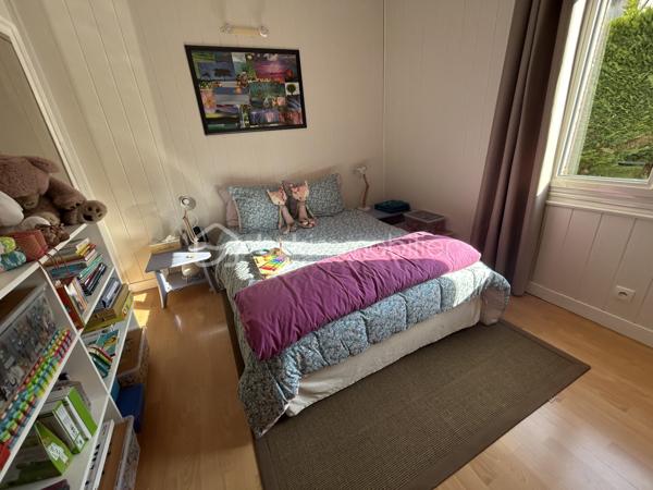 EXCLUSIVITE BSK
Sur une belle parcelle arborée et clôturée de 5700 M2 au calme à 15 mn d Agen (Nord), venez découvrir cette belle maison de qualité, idéale pour une famille.
Vous entrez dans un joli hall d'entrée de 13M2 pouvant servir de bureau, puis un large séjour lumineux de 55 M2 avec cheminée ouvert sur une magnifique véranda récente de 36M2 avec vue sur le parc.
Une cuisine équipée de 18m2 avec son cellier (possibilité d'ouvrir sur le séjour).
Côté nuit, vous disposez de 4 chambres avec placards dont 2 avec cabinet de toilette, une salle de bains neuve, wc indépendants, une salle d'eau neuve.
Petit plus : une pièce indépendante contigue pouvant faire office d'une chambre supplémentaire ou d'un bureau avec salle d'eau et wc.
A l'extérieur, une belle piscine de 9X4 m avec ligne d'eau en carreaux de grès cérame vous attend avec ses larges terrasses et son pool house avec barbecue !
Deux chalets en bois à l'extérieur.
Chauffage assuré par climatisation réversible gainable (côté nuit) et splits (salon séjour et cuisine).
Alarme, portail alu télécommandé.
Bref, si vous recherchez une belle maison familiale au calme, cette maison vous attend ! A nos agendas !