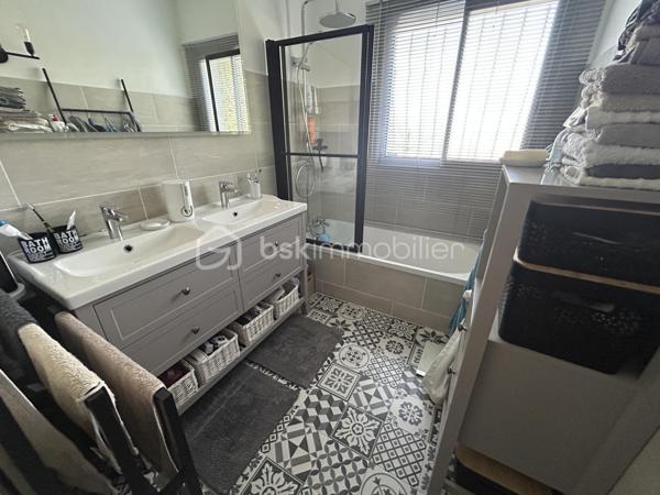 EXCLUSIVITE BSK
Sur une belle parcelle arborée et clôturée de 5700 M2 au calme à 15 mn d Agen (Nord), venez découvrir cette belle maison de qualité, idéale pour une famille.
Vous entrez dans un joli hall d'entrée de 13M2 pouvant servir de bureau, puis un large séjour lumineux de 55 M2 avec cheminée ouvert sur une magnifique véranda récente de 36M2 avec vue sur le parc.
Une cuisine équipée de 18m2 avec son cellier (possibilité d'ouvrir sur le séjour).
Côté nuit, vous disposez de 4 chambres avec placards dont 2 avec cabinet de toilette, une salle de bains neuve, wc indépendants, une salle d'eau neuve.
Petit plus : une pièce indépendante contigue pouvant faire office d'une chambre supplémentaire ou d'un bureau avec salle d'eau et wc.
A l'extérieur, une belle piscine de 9X4 m avec ligne d'eau en carreaux de grès cérame vous attend avec ses larges terrasses et son pool house avec barbecue !
Deux chalets en bois à l'extérieur.
Chauffage assuré par climatisation réversible gainable (côté nuit) et splits (salon séjour et cuisine).
Alarme, portail alu télécommandé.
Bref, si vous recherchez une belle maison familiale au calme, cette maison vous attend ! A nos agendas !