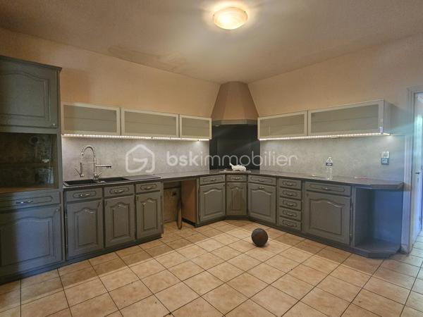 Saint Benoît de Carmaux (81) - Vous êtes à la recherche d'un bien à rénover ? En quête d'un nouvel investissement ? Cette maison est celle qu'il vous faut !
Le potentiel est là, avec ses 147 m2 de surface habitable sur un sous-sol total, un garage attenant, le tout sur un terrain de 1083 m2 et profitant d'un environnement serein.
Ce bien des années 60, non mitoyen, est à réhabiliter dans sa globalité mais son prix attractif permet d'envisager les travaux nécessaires ( Isolation, chauffage, électricité, plomberie, remise à neuf intérieur)
Situé à proximité des commodités essentielles grâce à sa localisation en limite de la commune de Carmaux.
Cette maison est une opportunité rare à saisir !
N'hésitez pas à me contacter pour toutes informations complémentaires.