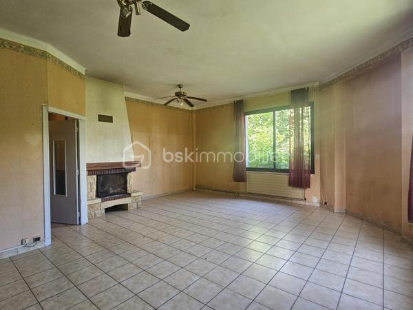 Saint Benoît de Carmaux (81) - Vous êtes à la recherche d'un bien à rénover ? En quête d'un nouvel investissement ? Cette maison est celle qu'il vous faut !
Le potentiel est là, avec ses 147 m2 de surface habitable sur un sous-sol total, un garage attenant, le tout sur un terrain de 1083 m2 et profitant d'un environnement serein.
Ce bien des années 60, non mitoyen, est à réhabiliter dans sa globalité mais son prix attractif permet d'envisager les travaux nécessaires ( Isolation, chauffage, électricité, plomberie, remise à neuf intérieur)
Situé à proximité des commodités essentielles grâce à sa localisation en limite de la commune de Carmaux.
Cette maison est une opportunité rare à saisir !
N'hésitez pas à me contacter pour toutes informations complémentaires.