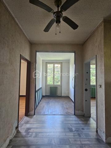 Saint Benoît de Carmaux (81) - Vous êtes à la recherche d'un bien à rénover ? En quête d'un nouvel investissement ? Cette maison est celle qu'il vous faut !
Le potentiel est là, avec ses 147 m2 de surface habitable sur un sous-sol total, un garage attenant, le tout sur un terrain de 1083 m2 et profitant d'un environnement serein.
Ce bien des années 60, non mitoyen, est à réhabiliter dans sa globalité mais son prix attractif permet d'envisager les travaux nécessaires ( Isolation, chauffage, électricité, plomberie, remise à neuf intérieur)
Situé à proximité des commodités essentielles grâce à sa localisation en limite de la commune de Carmaux.
Cette maison est une opportunité rare à saisir !
N'hésitez pas à me contacter pour toutes informations complémentaires.