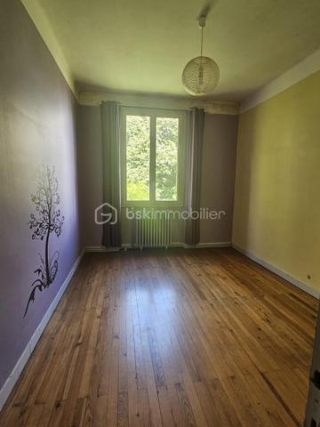 Saint Benoît de Carmaux (81) - Vous êtes à la recherche d'un bien à rénover ? En quête d'un nouvel investissement ? Cette maison est celle qu'il vous faut !
Le potentiel est là, avec ses 147 m2 de surface habitable sur un sous-sol total, un garage attenant, le tout sur un terrain de 1083 m2 et profitant d'un environnement serein.
Ce bien des années 60, non mitoyen, est à réhabiliter dans sa globalité mais son prix attractif permet d'envisager les travaux nécessaires ( Isolation, chauffage, électricité, plomberie, remise à neuf intérieur)
Situé à proximité des commodités essentielles grâce à sa localisation en limite de la commune de Carmaux.
Cette maison est une opportunité rare à saisir !
N'hésitez pas à me contacter pour toutes informations complémentaires.
