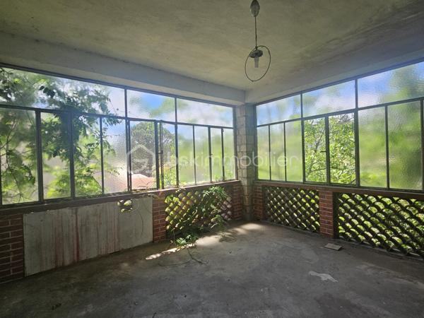 Saint Benoît de Carmaux (81) - Vous êtes à la recherche d'un bien à rénover ? En quête d'un nouvel investissement ? Cette maison est celle qu'il vous faut !
Le potentiel est là, avec ses 147 m2 de surface habitable sur un sous-sol total, un garage attenant, le tout sur un terrain de 1083 m2 et profitant d'un environnement serein.
Ce bien des années 60, non mitoyen, est à réhabiliter dans sa globalité mais son prix attractif permet d'envisager les travaux nécessaires ( Isolation, chauffage, électricité, plomberie, remise à neuf intérieur)
Situé à proximité des commodités essentielles grâce à sa localisation en limite de la commune de Carmaux.
Cette maison est une opportunité rare à saisir !
N'hésitez pas à me contacter pour toutes informations complémentaires.