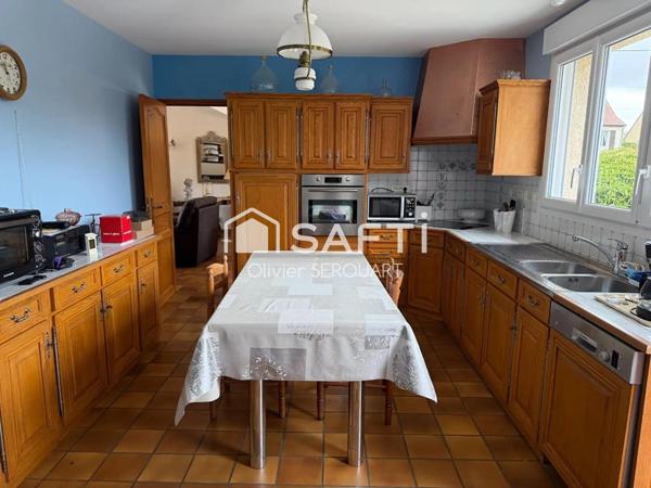 PAVILLON DE 169 m² – HABITABLE DE PLAIN-PIED, 4 CHAMBRES, SOUS-SOL COMPLET ET JARDIN DE 1 600 m²