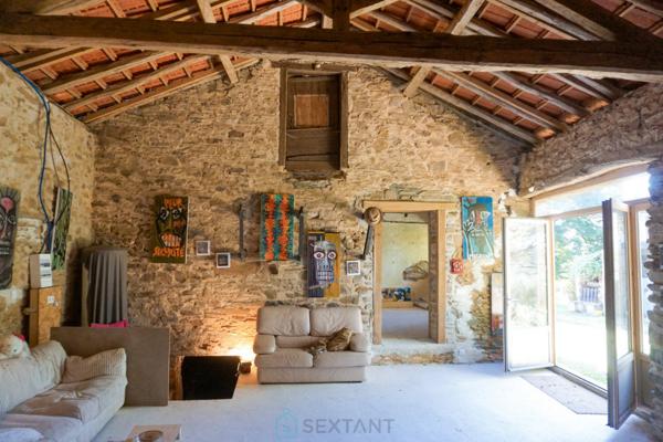 Ancien corps de ferme niché au coeur d'une nature verdoyante et préservée.