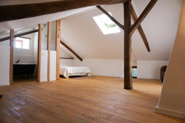 Ancien corps de ferme niché au coeur d'une nature verdoyante et préservée.