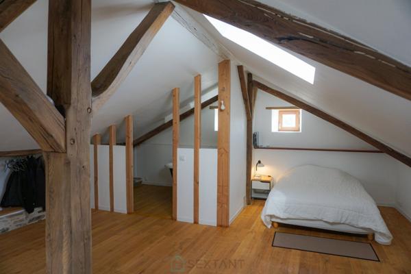 Ancien corps de ferme niché au coeur d'une nature verdoyante et préservée.