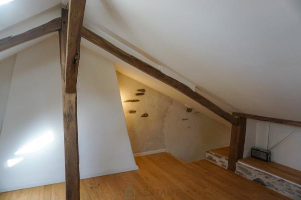 Ancien corps de ferme niché au coeur d'une nature verdoyante et préservée.