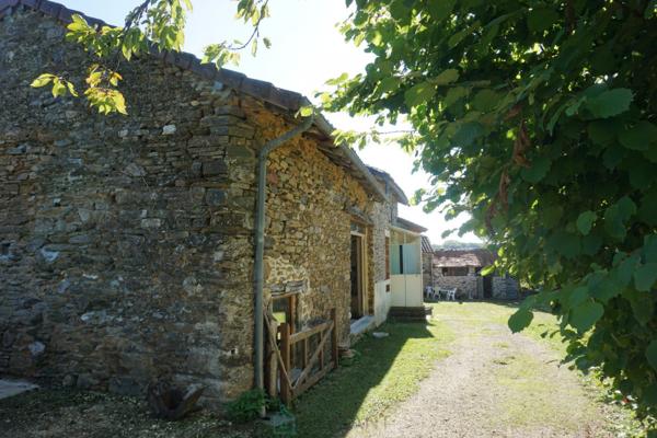 Ancien corps de ferme niché au coeur d'une nature verdoyante et préservée.