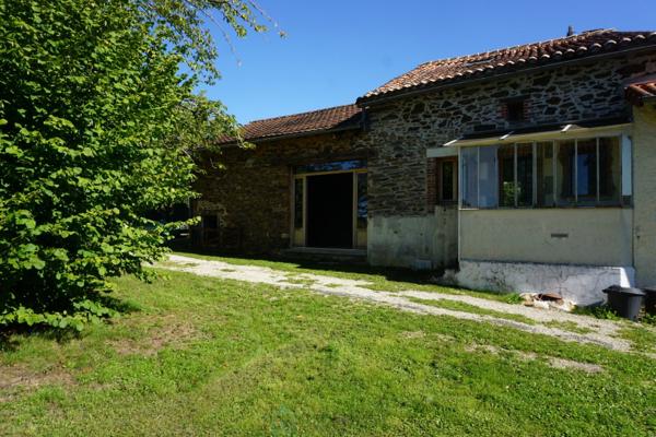 Ancien corps de ferme niché au coeur d'une nature verdoyante et préservée.