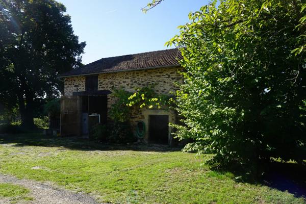 Ancien corps de ferme niché au coeur d'une nature verdoyante et préservée.