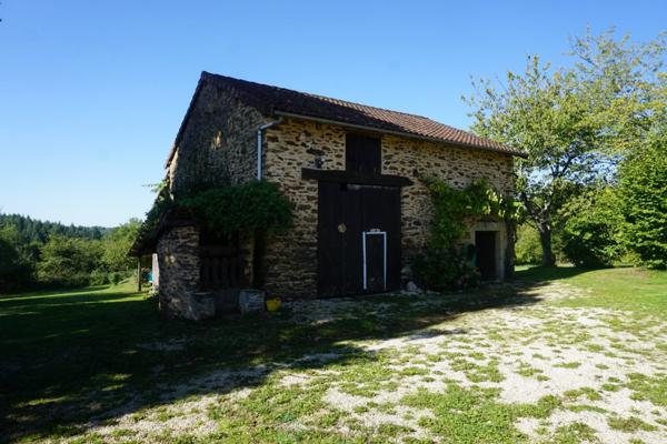 Ancien corps de ferme niché au coeur d'une nature verdoyante et préservée.