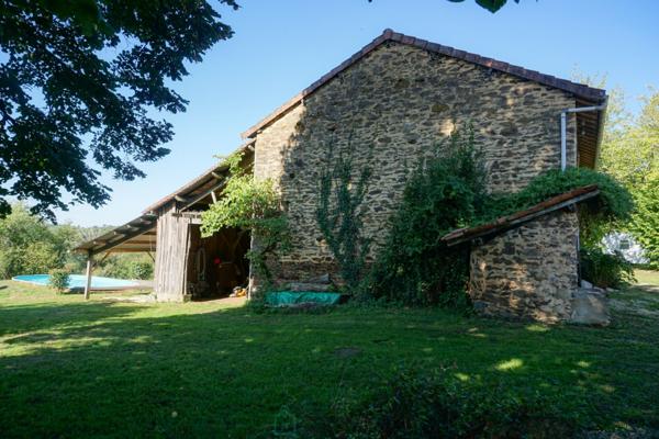 Ancien corps de ferme niché au coeur d'une nature verdoyante et préservée.