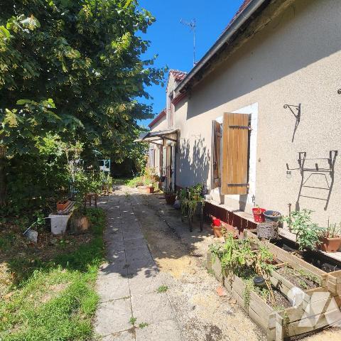  Maison de caractère sur grand terrain à CHERRE- Potentiel exceptionnel