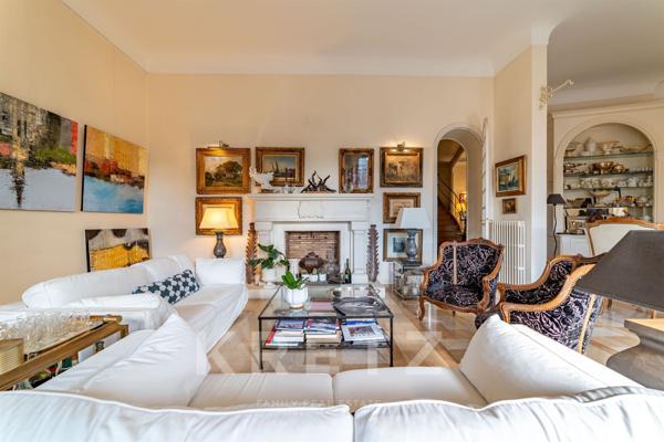 Nîmes – Écusson / Préfecture – Appartement bourgeois 283 m² avec ascenseur, garage et caves.